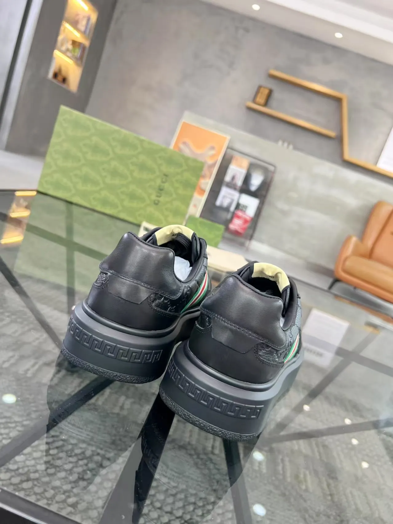 Factory price: 460💰Gucci’s new men’s shoes GUCCI] latest shoes shipped. Original quality, fashionable, made of special materials, sheepskin lining, brand new packaging. The foot feels super comfortable and the workmanship is impeccable. Size: 38-44, customized 45